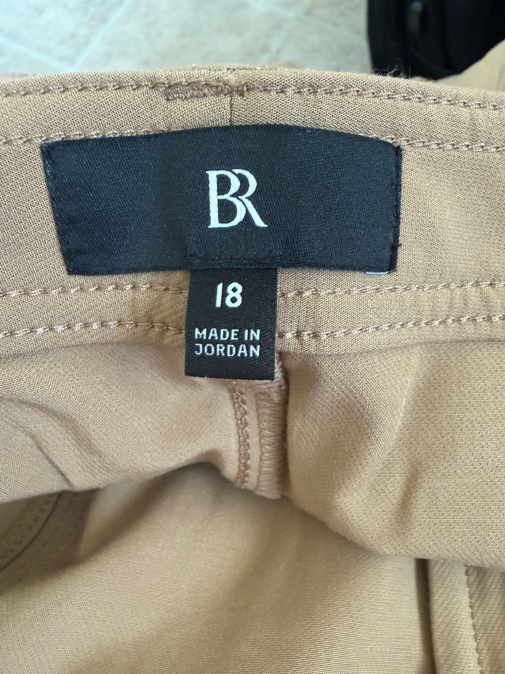 Banana Republic Women’s Tan Cargo Pants - Versatile Everyday Style - Picture 5 of 10